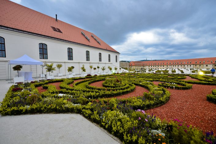 bratislavsky hrad, zrekonstruovana zahrada, park, nadvorie
