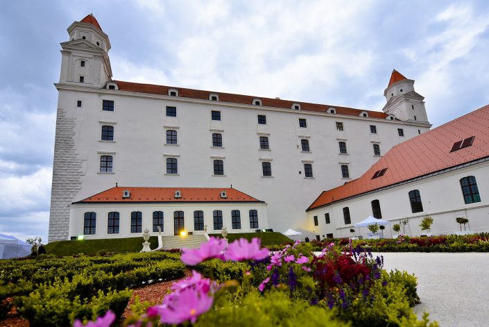 bratislavsky hrad, kvety, zrekonstruovane nadvorie, zahrada